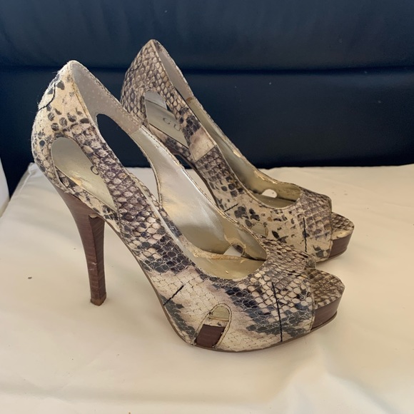 Guess High Heels โ sz. 5 โข Snake Skin Pattern โข needs some TLC ๐ป - Picture 2 of 4